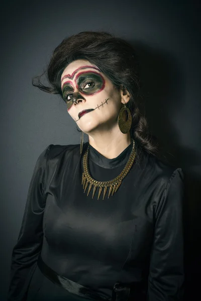 Porträtt av kvinna i förklädnad för Halloween — Stockfoto