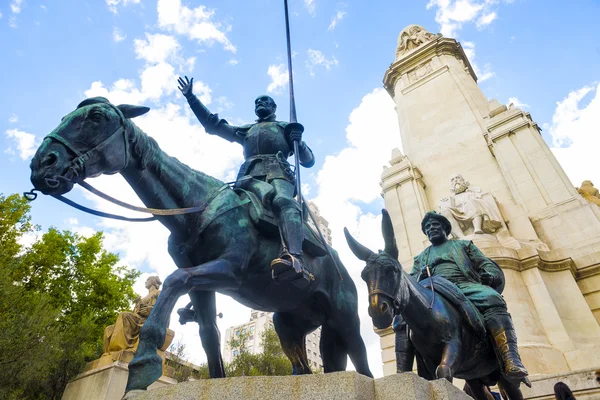 Don Kişot ve Madrid Sancho Panza heykeli.
