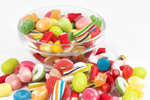 Glas voller Bonbons isoliert auf weißem Hintergrund — Stockfoto