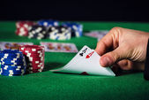 closeup hráč pokeru s dvěma eso