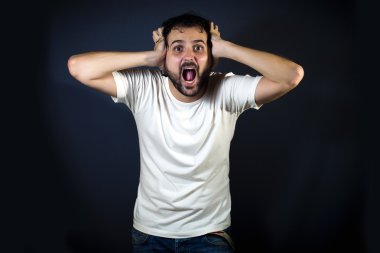 Siyah arka planda çığlık genç adam