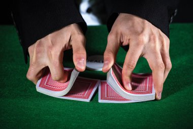 eller kartları casino karıştırma closeup