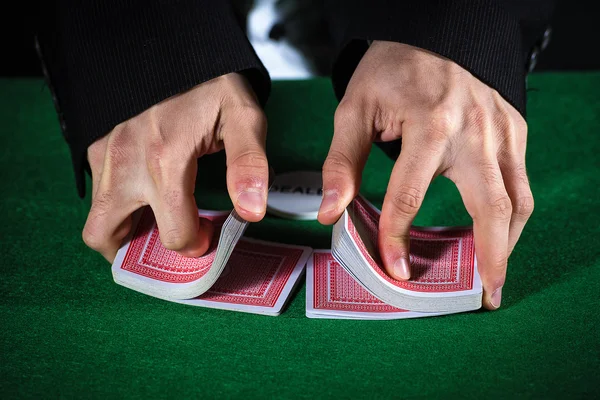 Primo piano di mani shuffling carte casino — Foto Stock