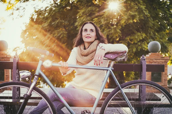 Vuxen kvinna med vintage cykel — Stockfoto