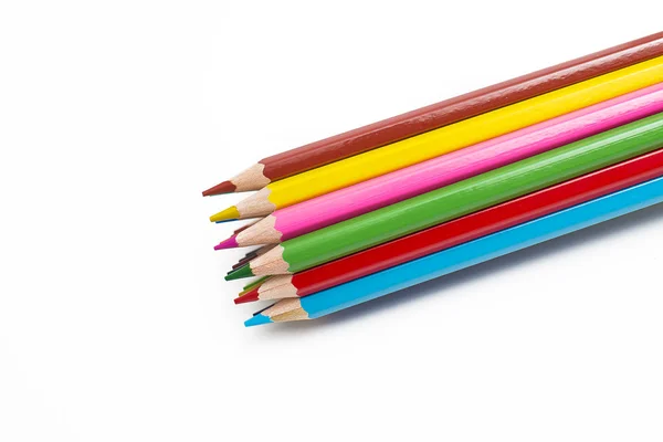 Кольорові олівці разом на білому тлі — стокове фото