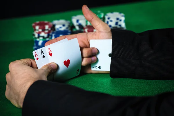 Hombre con as bajo la manga, haciendo trampa en el póquer . —  Fotos de Stock