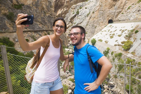 Ungt par med en selfie i bergiga plats — Stockfoto