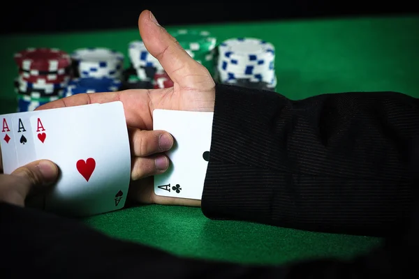 Man med ess upp sin ärm, fusk på poker. — Stockfoto