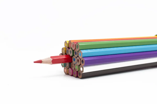 Группа цветных карандашей на белом фоне — стоковое фото
