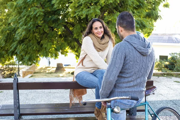 Par medan de talar i parken — Stockfoto