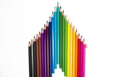 Beyaz arkaplanda renkli kalemler