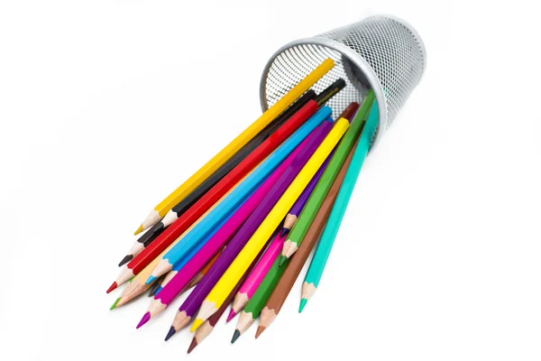 ดินสอสีในกล่องดินสอบนพื้นหลังสีขาว — ภาพถ่ายสต็อก