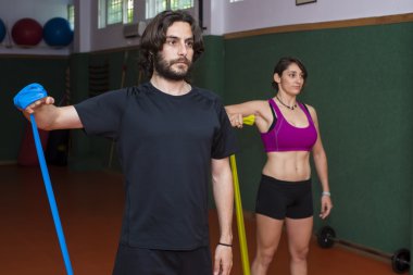 İki kişi özel ip ile spor salonunda egzersiz