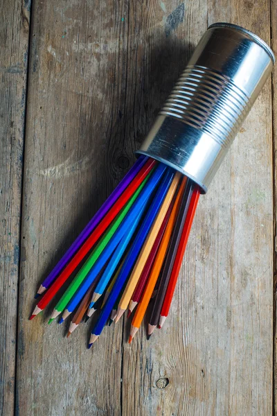Цветные карандаши на дереве — стоковое фото