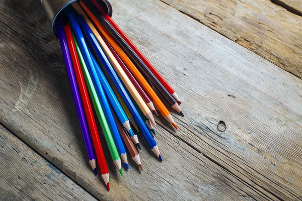 Χρωματιστά μολύβια στο ξύλο — Φωτογραφία Αρχείου