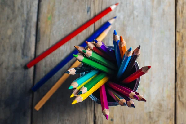 Crayons de couleur sur bois — Photo