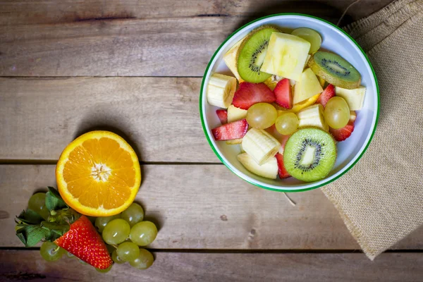 Salată de fructe pe lemn — Fotografie, imagine de stoc