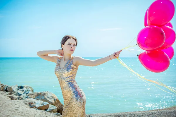 Woman with balloons on the sea — Stock Photo, Image