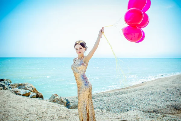 Woman with balloons on the sea — Stock Photo, Image