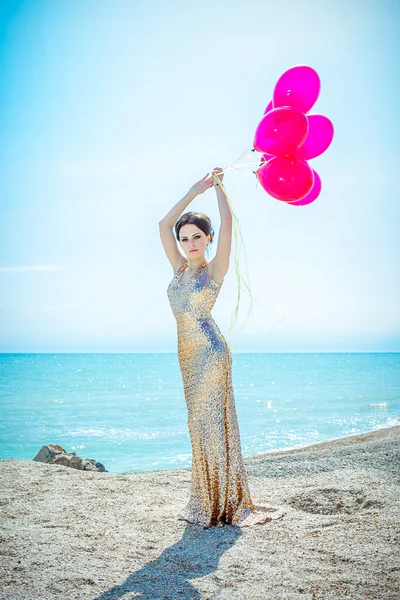 Woman with balloons on the sea — Stock Photo, Image