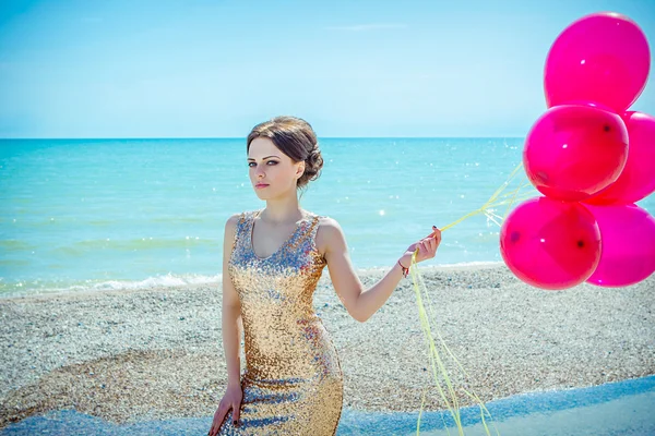 Mujer con globos en el mar — Foto de Stock