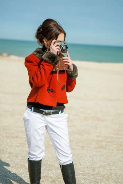 Beach woman with vintage retro camera — Stock Photo, Image