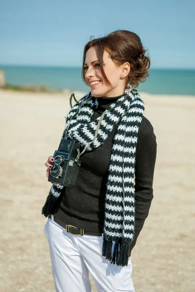 Strand vrouw met vintage retro camera — Stockfoto