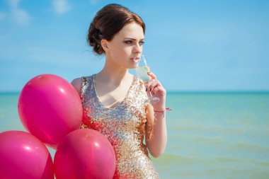 kadın denizde Balonlu