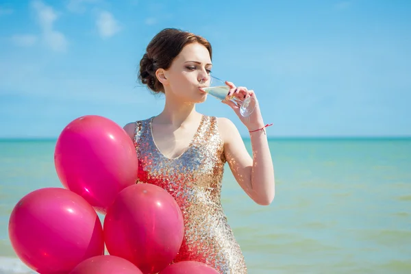 Mulher com balões no mar — Fotografia de Stock