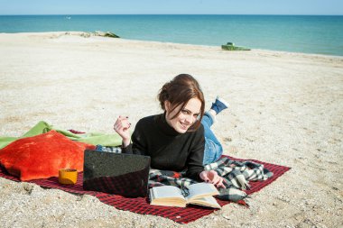 genç kadının çalışmasını sahilde