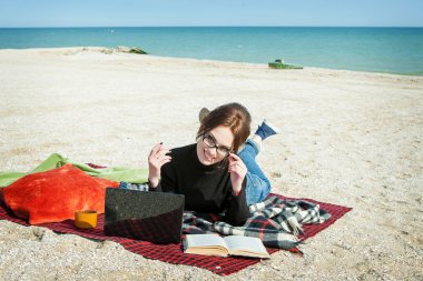 genç kadının çalışmasını sahilde