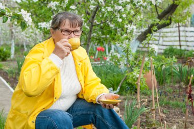 Bahçesindeki kadın