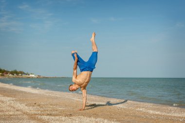 genç adam sahilde atlama