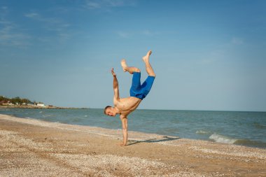 genç adam sahilde atlama