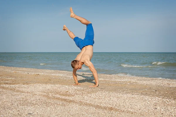 genç adam sahilde atlama