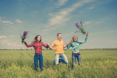 Yeşil buğday sahada çalışan genç happy Friends