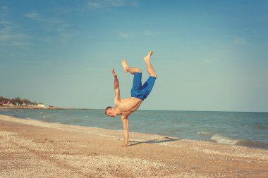 genç adam sahilde atlama