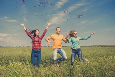 Yeşil buğday sahada çalışan genç happy Friends