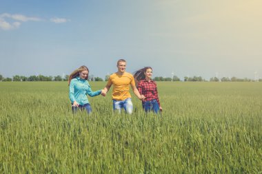 Yeşil buğday sahada çalışan genç happy Friends