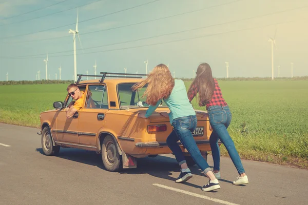 Unga hipster vänner på roadtrip på en bil — Stockfoto