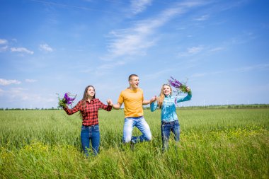 Yeşil buğday sahada çalışan genç happy Friends