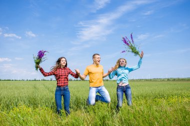 Yeşil buğday sahada çalışan genç happy Friends
