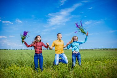 Yeşil buğday sahada çalışan genç happy Friends