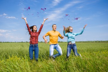 Yeşil buğday sahada çalışan genç happy Friends