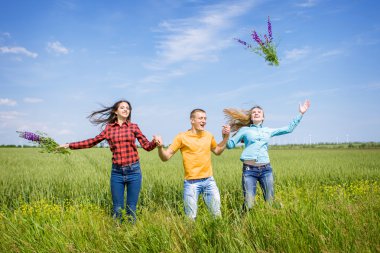 Yeşil buğday sahada çalışan genç happy Friends