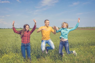 Yeşil buğday sahada çalışan genç happy Friends