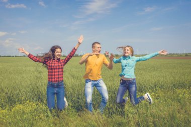 Yeşil buğday sahada çalışan genç happy Friends