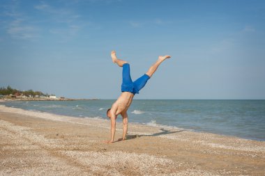 genç adam sahilde atlama