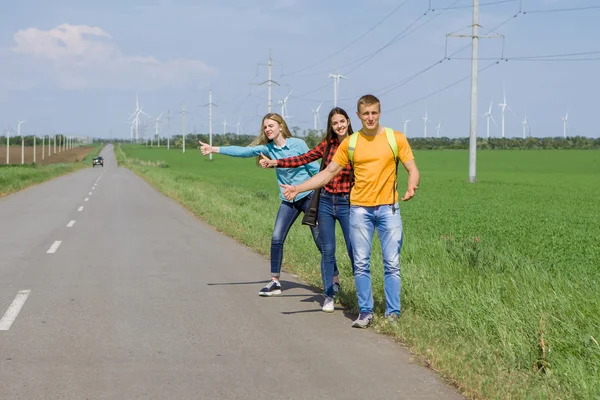 Jonge hipster vrienden reizen op weg — Stockfoto