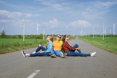 Genç hipster arkadaşlar yolda seyahat